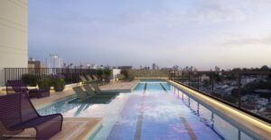 Piscina no 10o. andar do empreendimento Mirad, no bairro da Saúde perto do metrô, com vista para o bairro